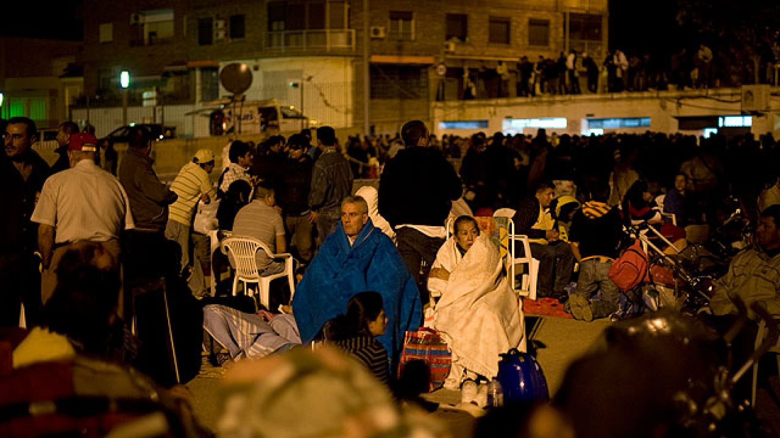  Lorca se despierta tras el doble terremoto que ha sacudido en la tarde de este miércoles la comarca y ha causado ocho muertos y más de un centenar de heridos. Entre 20.000 y 30.000 personas han pasado la noche fuera de sus casas, muchos de ellos, porque sus edificios han quedado seriamente dañados tras los temblores, y otros por miedo a las réplicas. En las últimas horas, se han producido dos. 