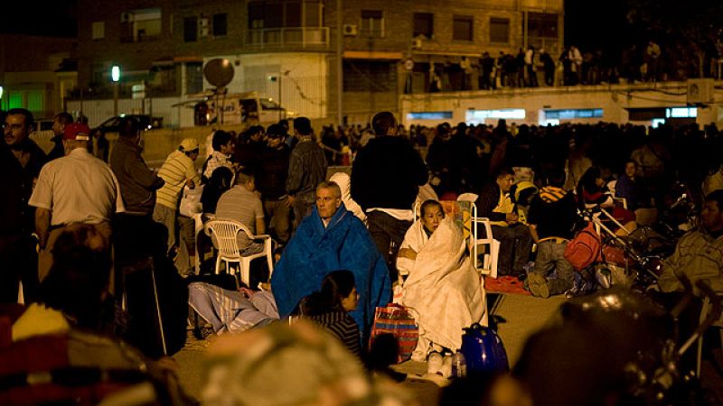  Lorca se despierta tras el doble terremoto que ha sacudido en la tarde de este miércoles la comarca y ha causado ocho muertos y más de un centenar de heridos. Entre 20.000 y 30.000 personas han pasado la noche fuera de sus casas, muchos de ellos, porque sus edificios han quedado seriamente dañados tras los temblores, y otros por miedo a las réplicas. En las últimas horas, se han producido dos. 