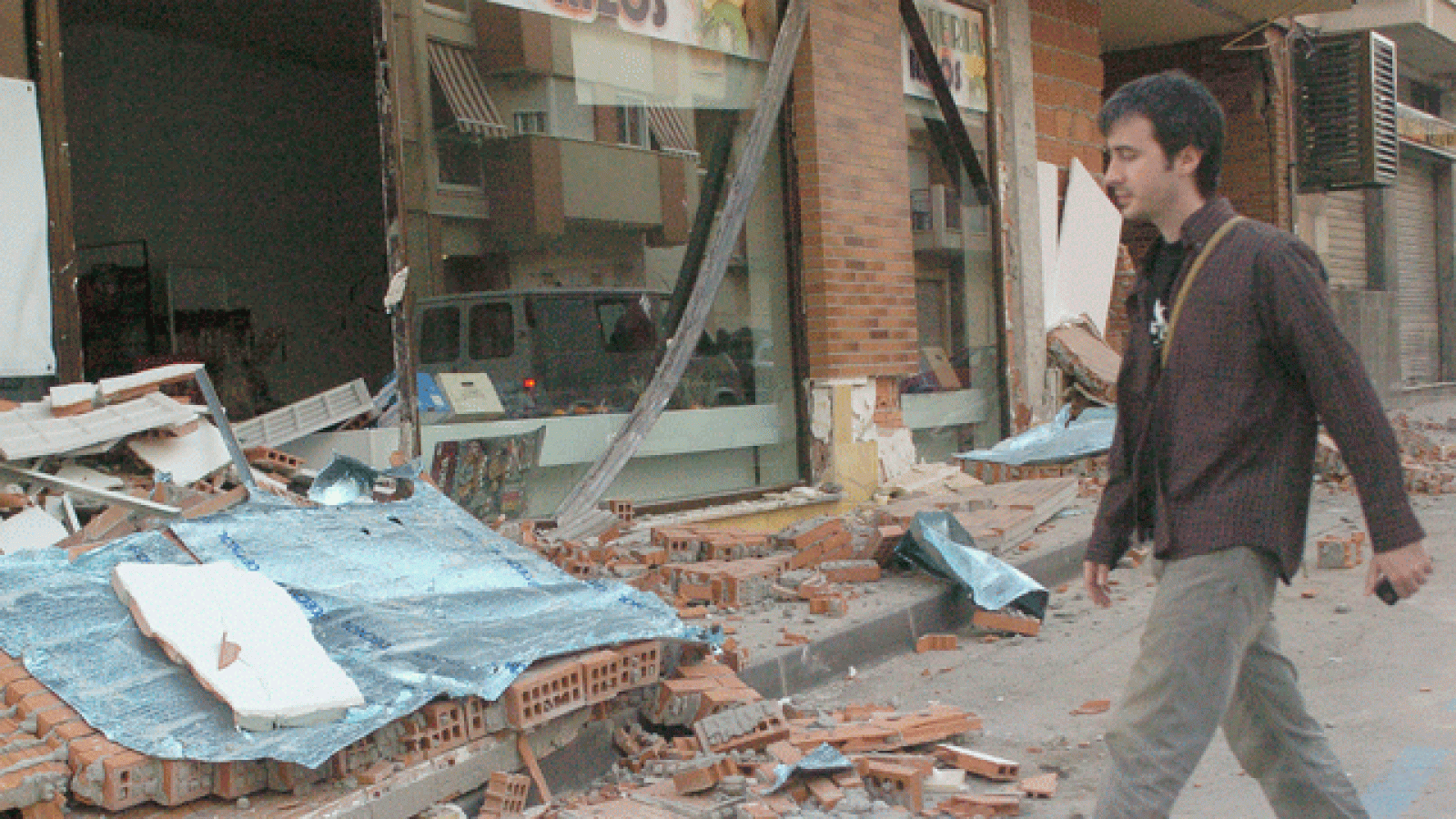 Nuevas imágenes de rescates tras el seísmo de Lorca