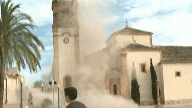 El centro de Lorca ha sido una de las zonas más afectadas por el terremoto y nuestras cámaras recogieron en directo la caída del campanario de la iglesia de San Diego. Después del segundo temblor, todo el mundo se lanzó a la zalle y miles de pesonas han pasado la noche en la calle. Ha habido más de 40 replicas y según los expertos es improbable que se repitan.