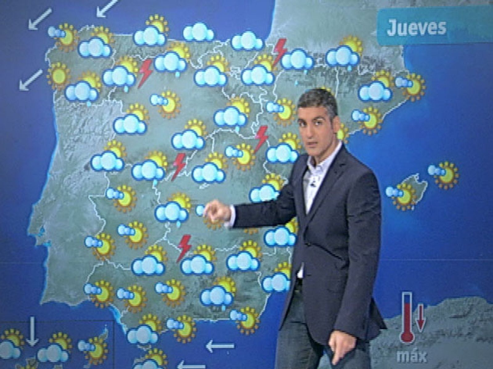 Chubascos débiles, nubes medias y altas en la mayor parte de la península