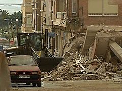 Los técnicos evalúan los daños en las viviendas afectadas por el terremoto de Lorca