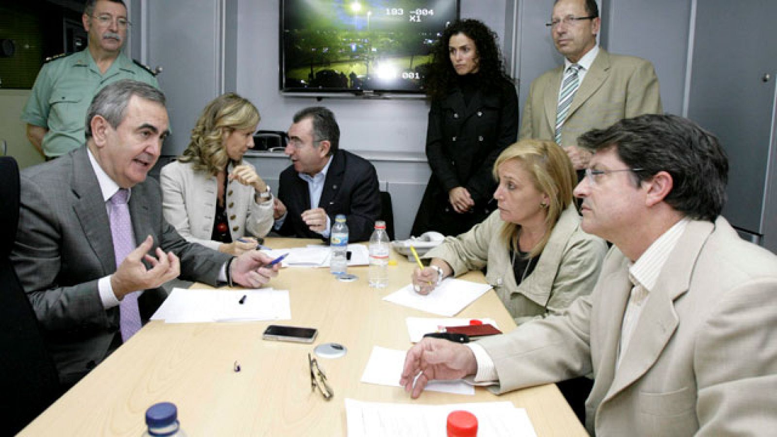 El alcalde de Lorca, Francisco Jódar, ha señalado la pérdida de vidas, de nueve personas fallecidas, como la "más lamentable". Cruz Roja y la Unidad Militar de Emergencias han habilitado campamentos para que las personas que se han quedado sin casa