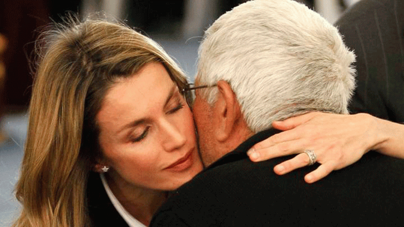 Lorca ha despedidoeste viernes a las nueve víctimas mortales que dejó el terremoto del pasado miércoles en un funeral presidido por los Príncipes de Asturias y que ha estado protagonizado por la emoción y el dolor contenido.