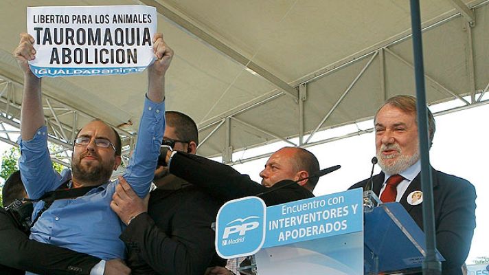  - Un antitaurino interrumpe a Oreja