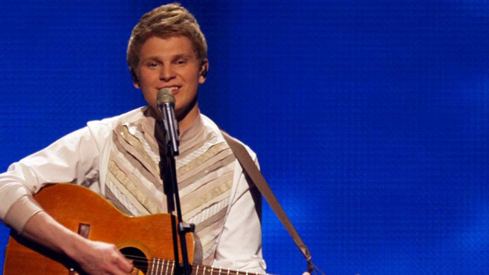 El solista Paradise Oskar, representante de Finlandia, es quien abrió la espectacular gala de la final de Eurovisión con el tema "Da da dam"