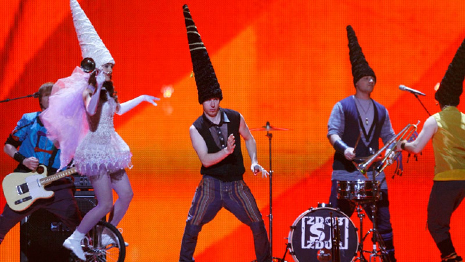 Seis años después de participar en Eurovisión, el grupo Zdob Si Zdub ha vuelto al Festival para representar a Moldavia con la canción "So lucky"