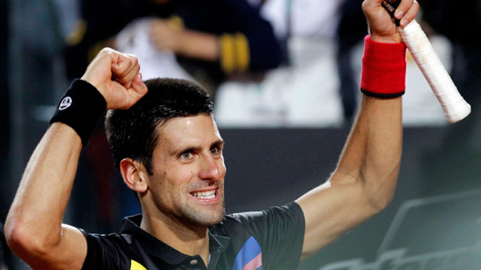 El tenista serbio y número dos del mundo, Novak Djokovic, ha  ganado en las semifinales del Masters 1000 de Roma, el quinto de la  temporada, al escocés Andy Murray (6-1, 3-6, 7-6(2)) y jugará la  final ante el español Rafael Nadal.