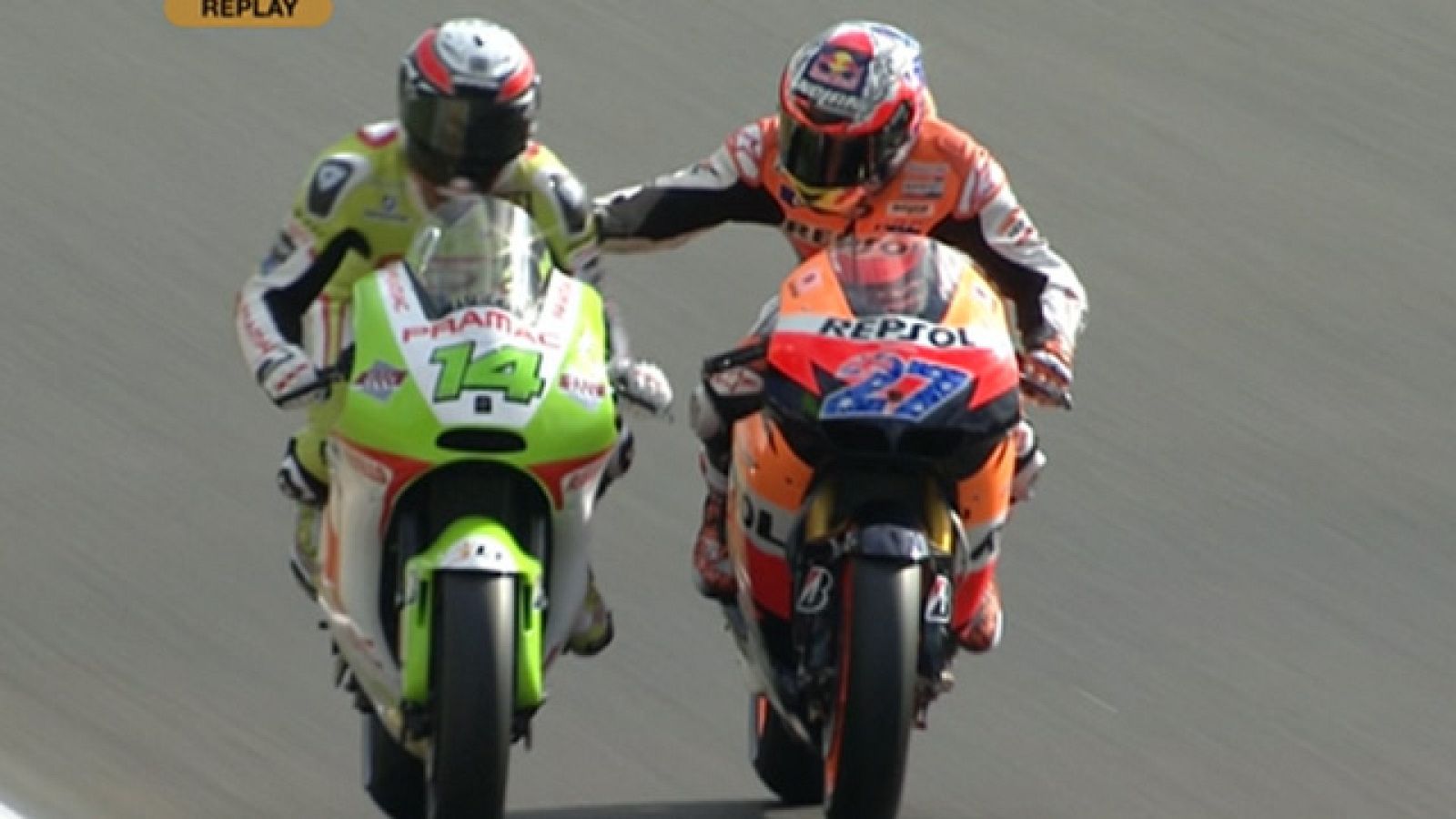 Casey Stoner le ha dado un peñetazo en el barzo a De Puniet en pleno 'Warm Up'. 