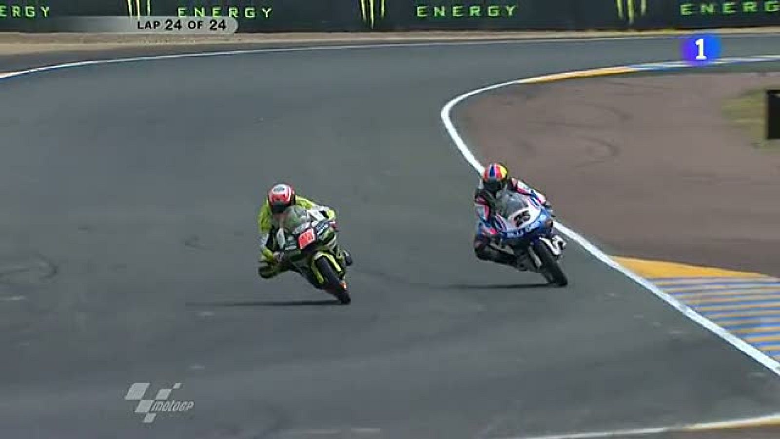 Maverick Viñales ha pasado a Nico Terol en la última curva en un adelantamiento espectacular.