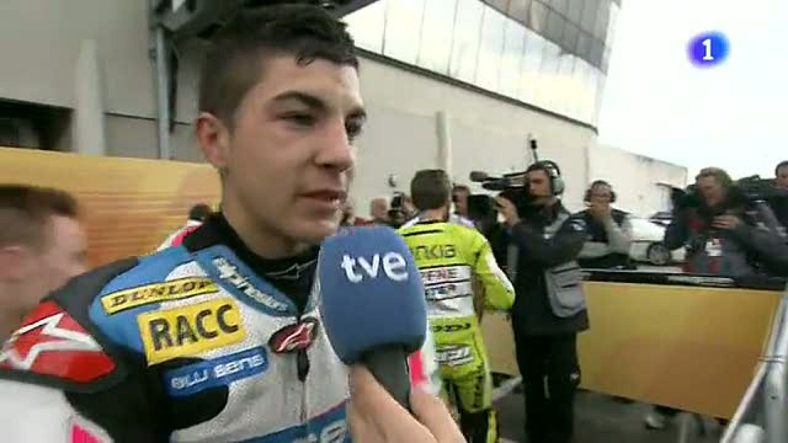 El joven piloto español de 16 años se ha impuesto en la carrera de 125cc  en Le Mans al actual líder del Mundial Nico Terol.
