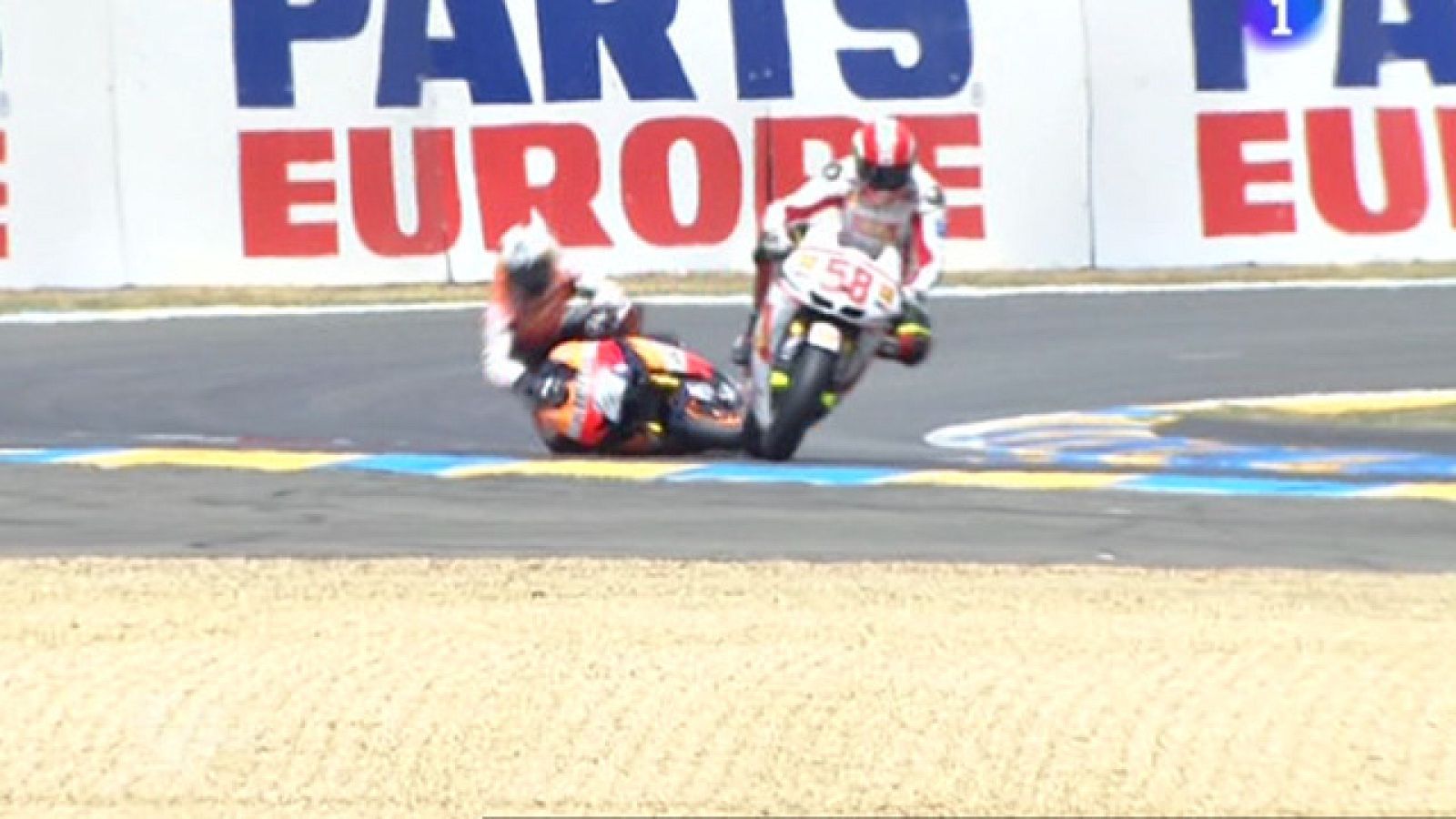 Pedrosa se ha ido al suelo en un incidente con Simoncelli y se ha roto la clavícula buena, la derecha.