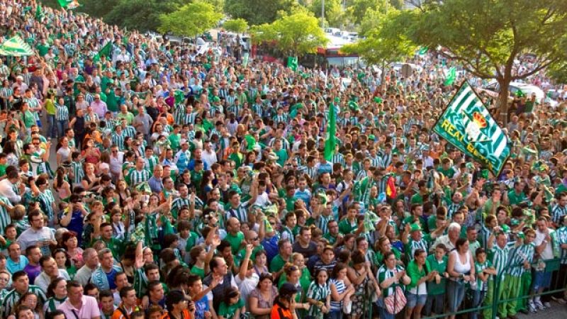La afición del Betis celebra el ascenso a Primera División del conjunto verdiblanco