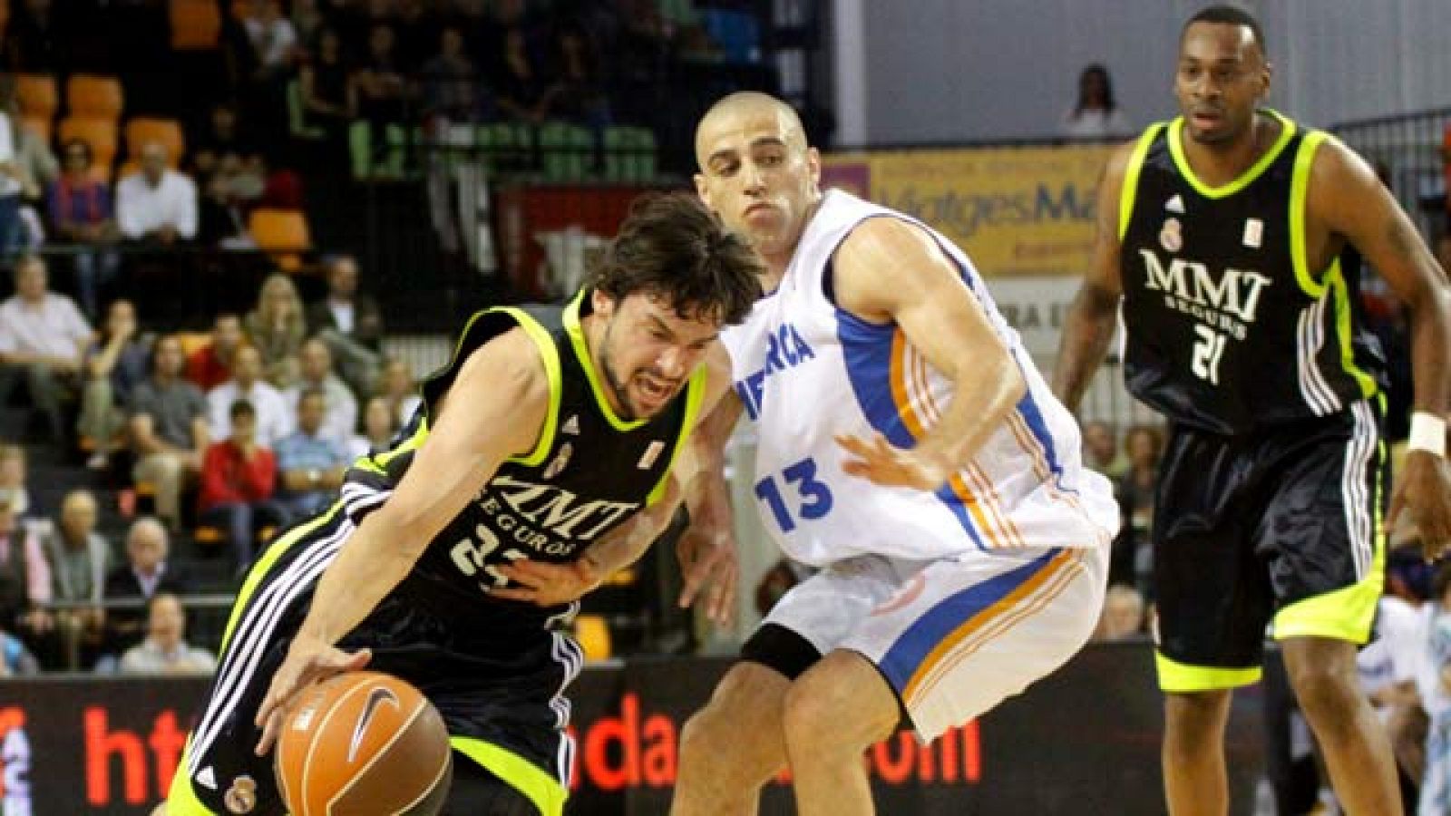 El Real Madrid llega con buenas sensaciones al Playoff tras vencer por 76-91 al Menorca. El homenajeado Llull (27 val), Mirotic (22) y, especialmente, Fischer (33), determinantes en el triunfo madridista.