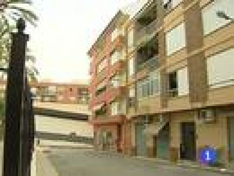Dos bloques de casas han sido señalados para el derribo en el municipio de Lorca, en Murcia, como consecuencia del terremoto del pasado 11 de mayo. Otros 15 han sido marcados también con el punto negro y los vecinos ni siquiera han podido subir
