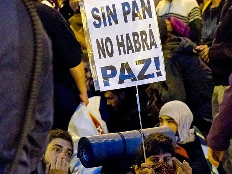Las fuerzas de seguridad han desalojado el campamento organizado en la puerta del Sol de Madrid
