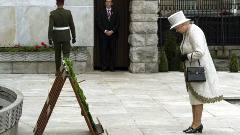 Isabel II honra en Irlanda a los héroes caídos en la lucha por la independencia 