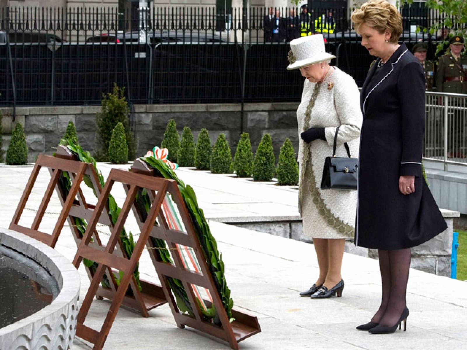 Isabel II honra en Irlanda a los héroes caídos en la lucha por la independencia