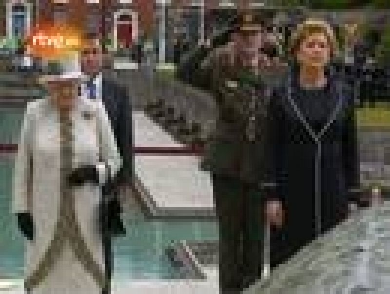 Isabel II honra en Irlanda a los héroes caídos en la lucha por la independencia 