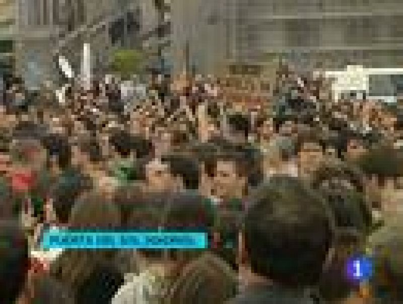 Miles de personas se concentran en la Puerta del Sol al grito de "esto es solo el principio"