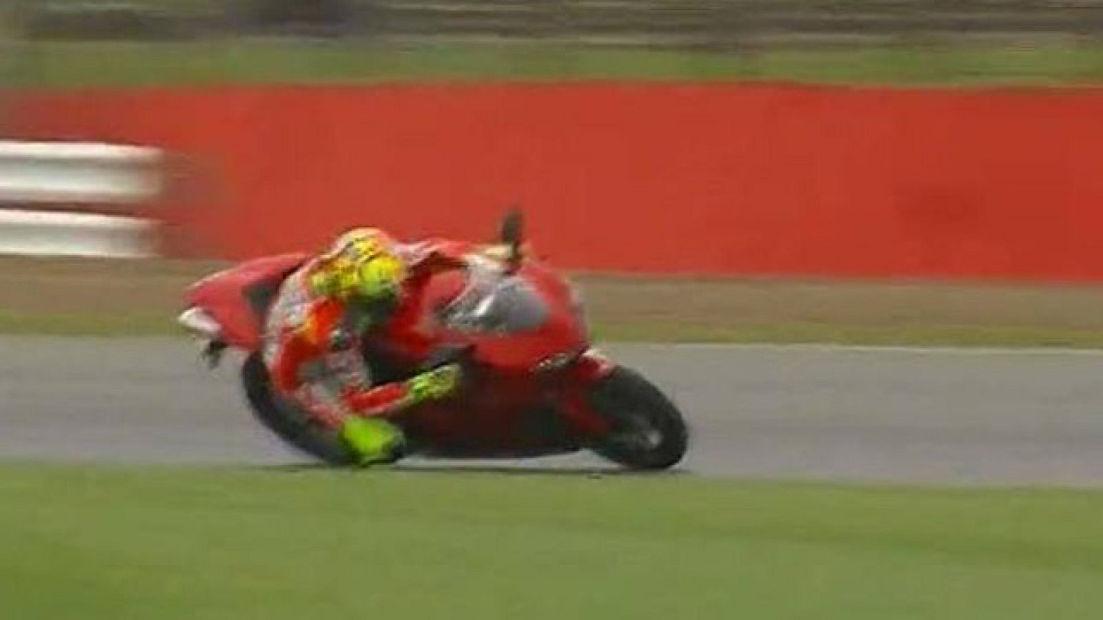 Rossi rueda en Silverstone | Ver