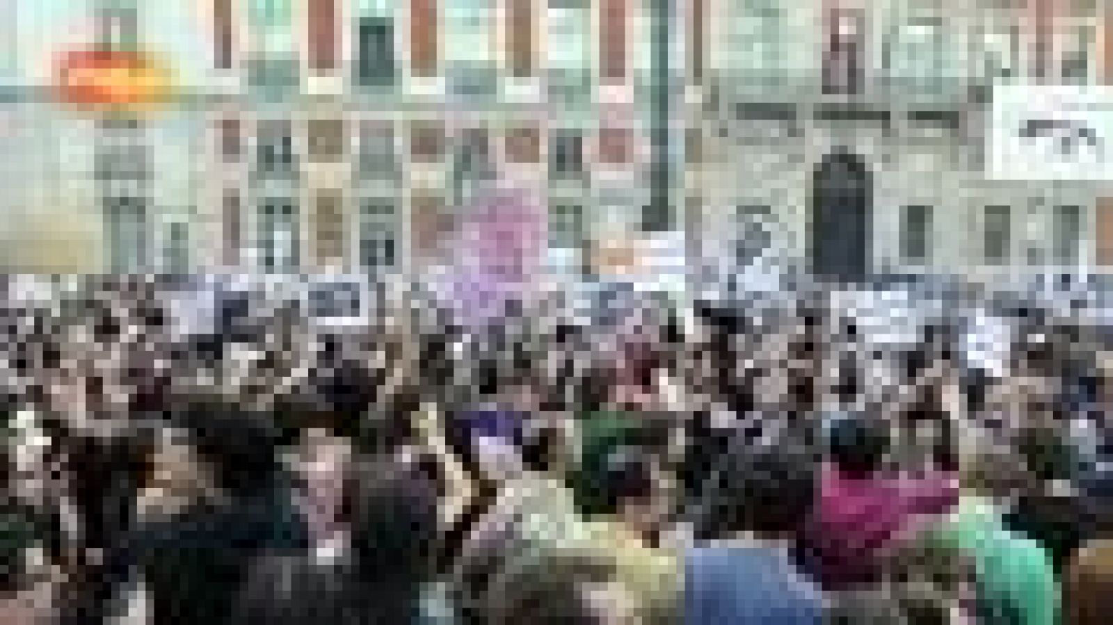 Sin programa: El desencanto llena la Puerta del Sol: "Veo negro el presente y el futuro, incierto" | RTVE Play