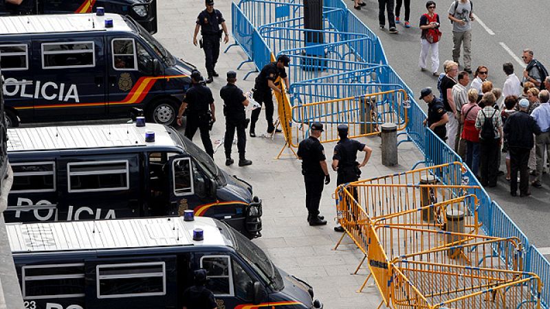 El Movimiento 15-M continúa su iniciativa de concentración a las 20.00 horas de este miércoles. La Puerta del Sol esta rodeada de efectivos de policía y cientos de personas llenan la plaza. 