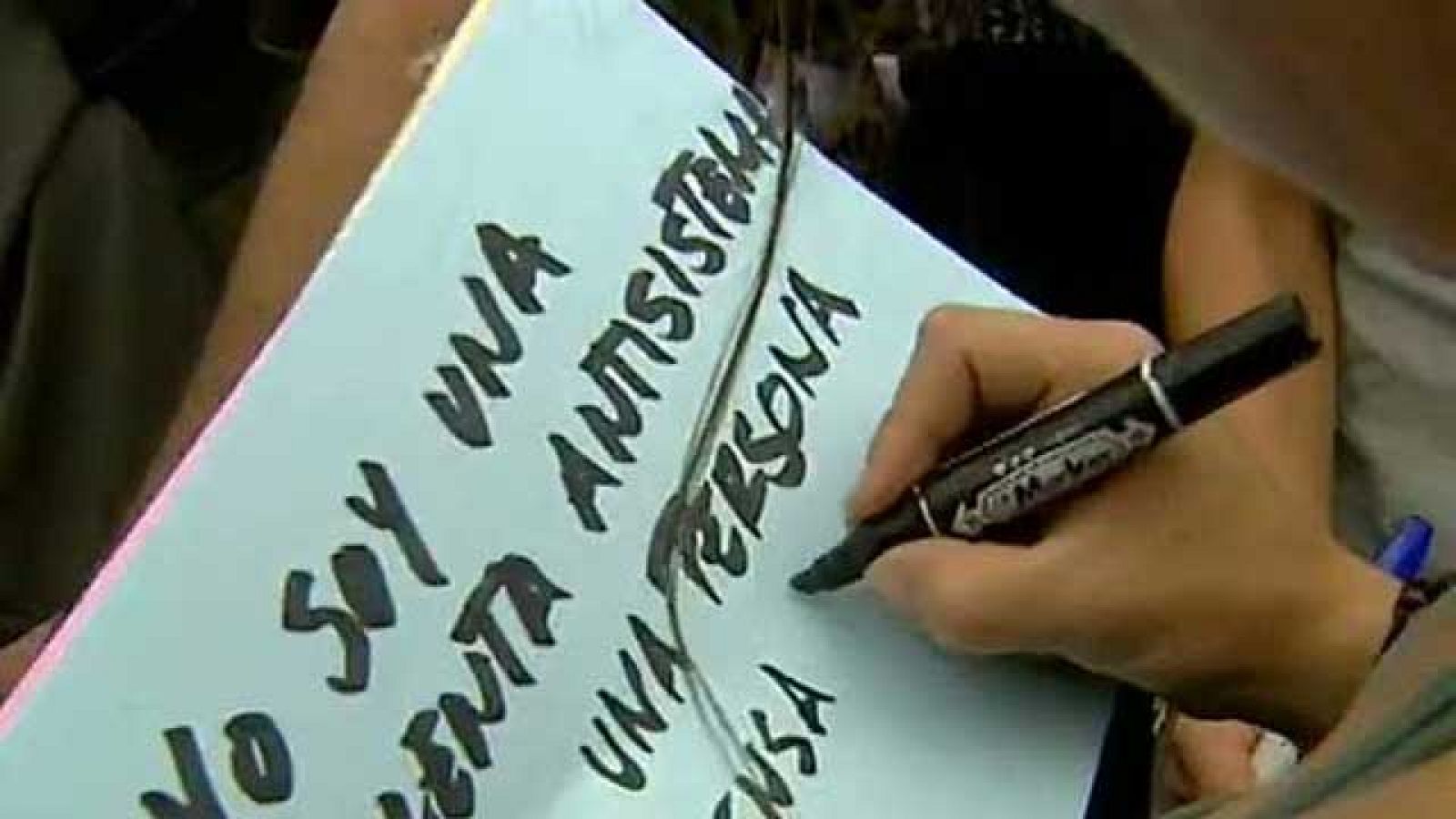 La delegación del Gobierno en Madrid informó sobre la concentración convocada a las 20.00 horas de este jueves en la Puerta del Sol por el Movimiento 15-M, Democracia Real Ya, y la Junta Electoral Central decidió prohibirlo