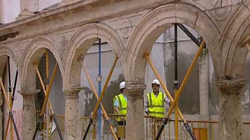 Los sanitarios llevan 3.000 vacunas al campamento de Lorca, mientras sigue la reconstrucción del municipio