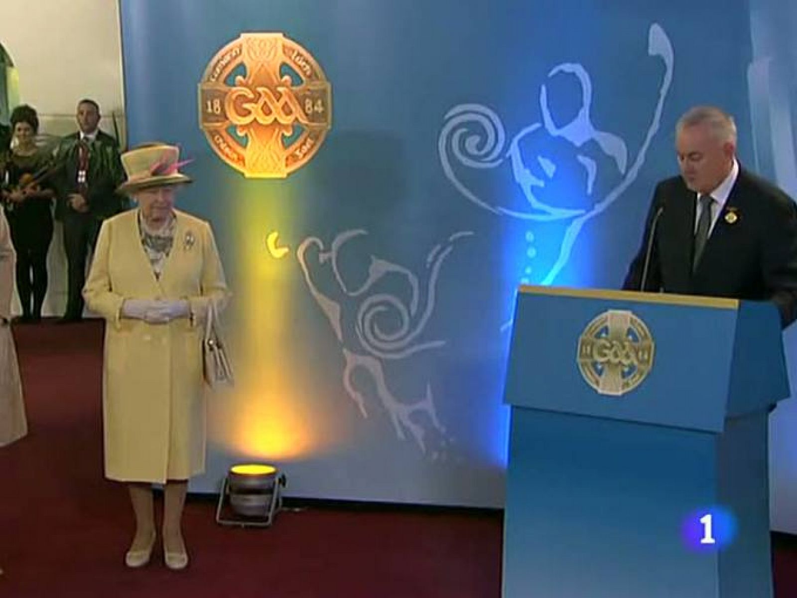 La Reina de Inglaterra y la presidenta de Irlanda se han detenido bajo el cartel Croke Park, el estadio del deporte gaélico. Por segundo día, la visita de la reina ha sido sin público, por miedo a un atentado.