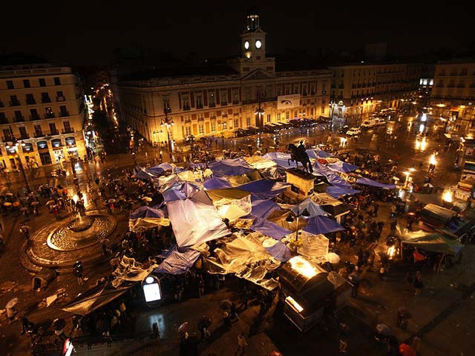 Los manifestantes resisten pese a la lluvia y la prohibición | Ver