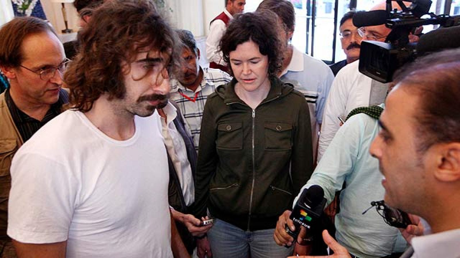 Los acampados de Sol han desafiado a la lluvia y a la policía en la cuarta noche de protestas.