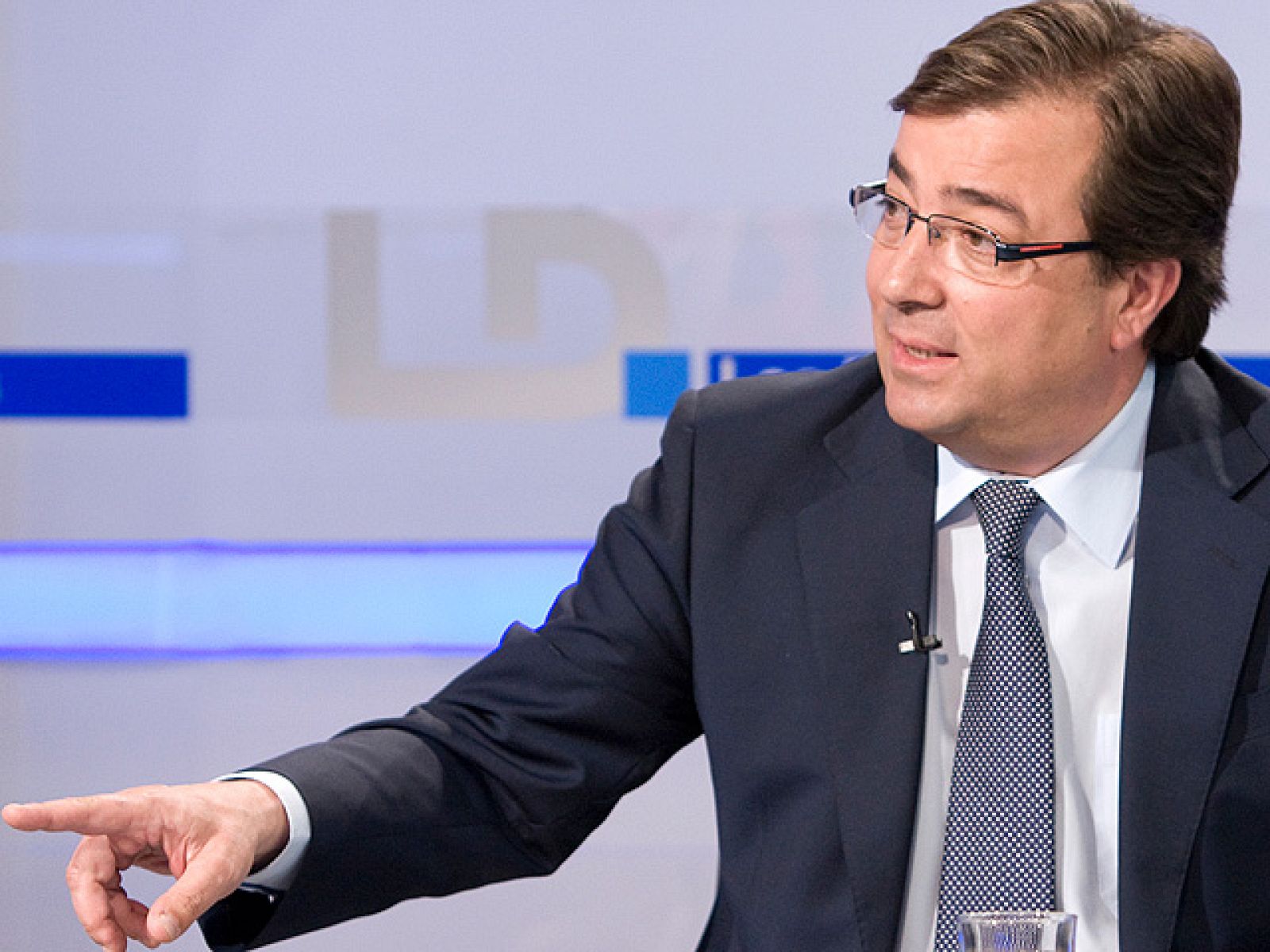 El candidato socialista a la presidencia de Extremadura, Guillermo Fernández Vara, ha señalado que "aunque el PP se ha empeñado en no hablar de autonomías al final lo hemos hecho". En una entrevista en Los Desayunos de TVE, ha dicho que la crisis es compartida por todos y que "no se puede estar mirando siempre al Gobierno central". Ha abogado por intentar combatir el paro y ayudar a las pymes y por recuperar impuestos como el de Patrimonio. Ha negado que esté en la carrera sucesoria y ha dicho que no volverá a tener un cargo institucional si pierde las elecciones aunque no contempla este escenario. Cree que el movimiento del 15-M no debe generar miedo  sino que debe ser lo que lleve a aumentar los mecanismos de participación de la gente. "Los ciudadanos quieren participar pero no solo con su voto, sino también con sus opiniones", ha aseverado.