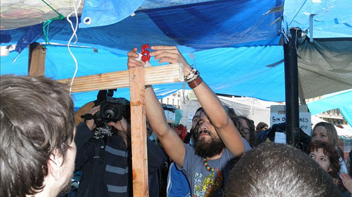  - Cuatrocientas personas han pasado la cuarta noche en la Puerta del Sol a pesar de la lluvia