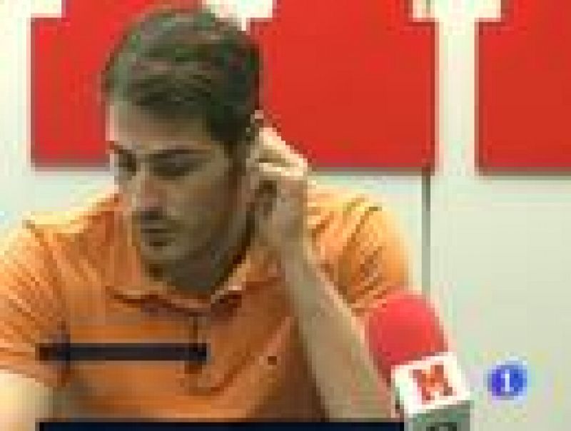 El portero del Real Madrid y la selección Iker Casillas ha asegurado que aunque lleve mes y medio sin hablar con Xavi, "en cuanto" se vean "no habrá ningún problema". 