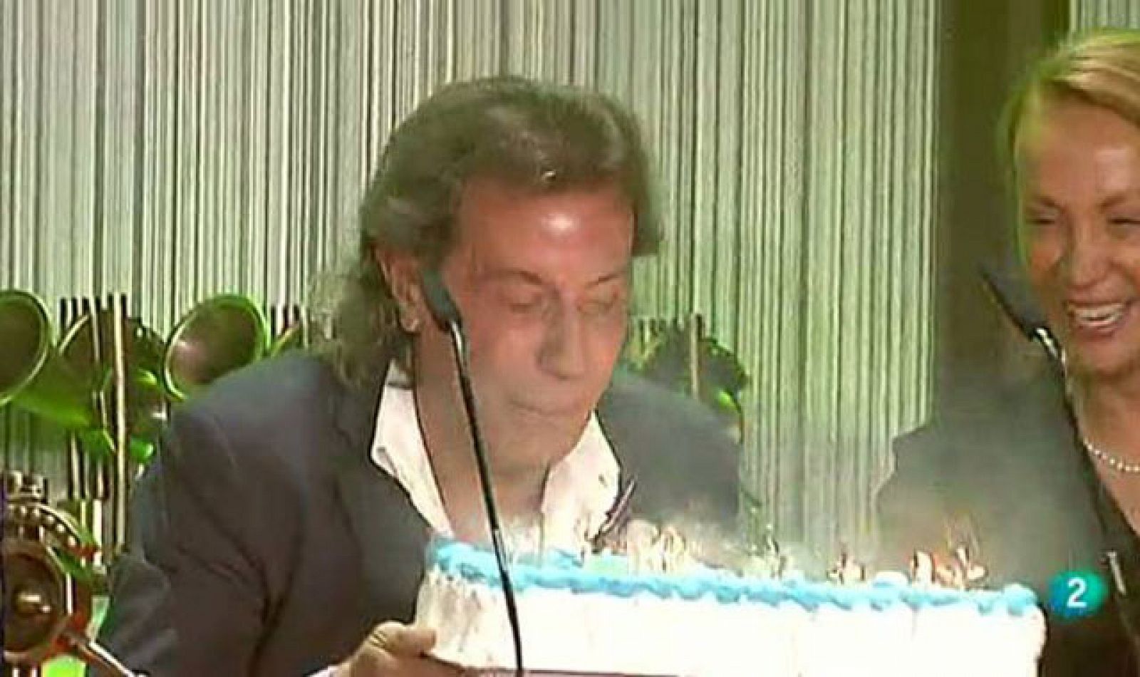 Albert Hammond sopla las velas de la tarta que le ofrece su hijo en la gala de los Premios de la Música 2011