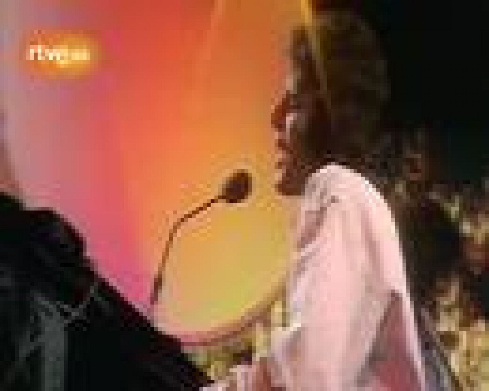 Queen interpreta "Good old fashioned lover boy".