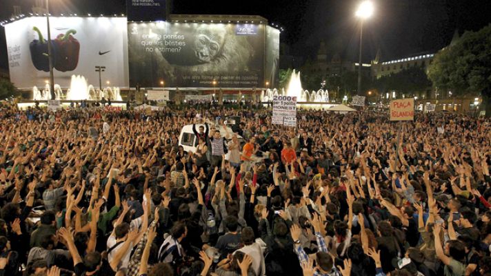 Telediario 1 - Las concentraciones se mantienen en muchos lugares de España