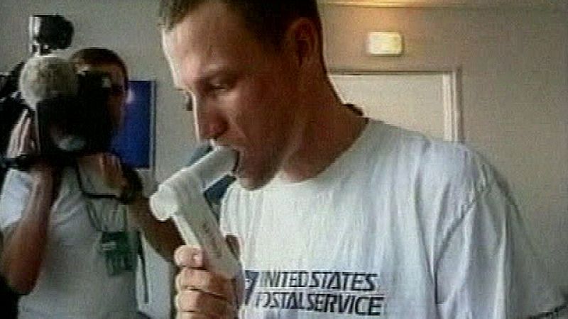 El exciclista estadounidense Tyler Hamilton, ganador de una  medalla de oro en los Juegos Olímpicos de Atenas, ha admitido que se  dopaba y ha acusado a su excompañero de equipo y heptacampeón del  Tour de Francia, Lance Armstrong, de hacer lo mismo,