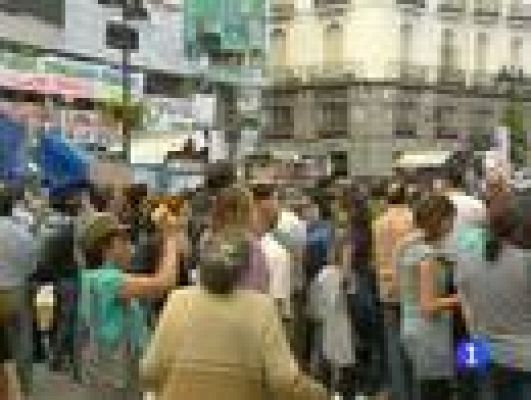 Telediario 1 - Continúan acampados en Sol