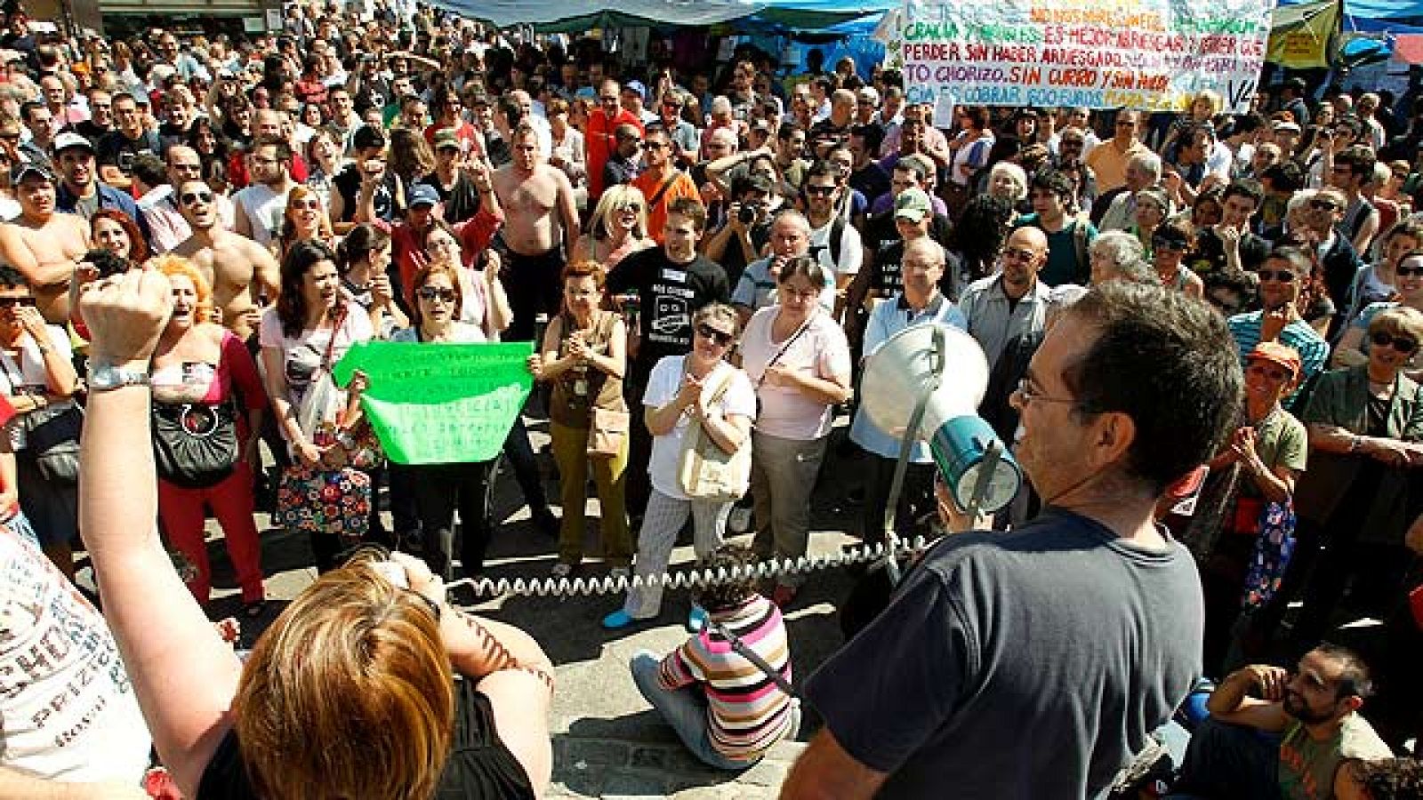 La jornada de reflexión comienza para muchos en tiendas de campaña en la Puerta del Sol