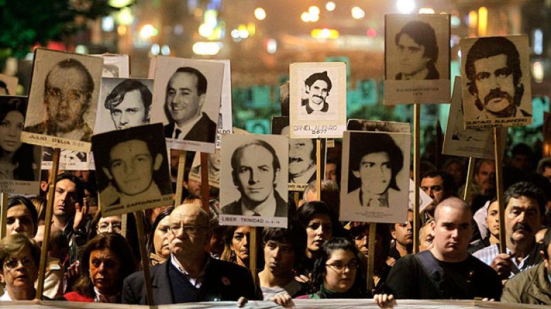  Miles de personas salen a calle en Uruguay para pedir justicia por los crímenes de la dictadura