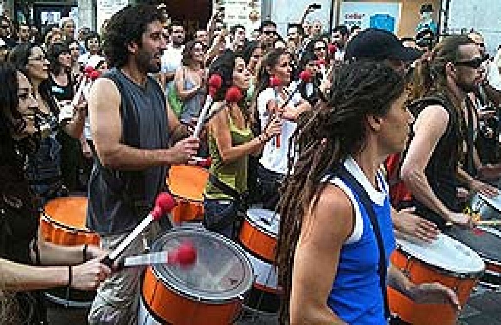 Decenas de personas hacen sonar sus tambores en una 'batucada' espontánea en la Puerta del Sol de Madrid.