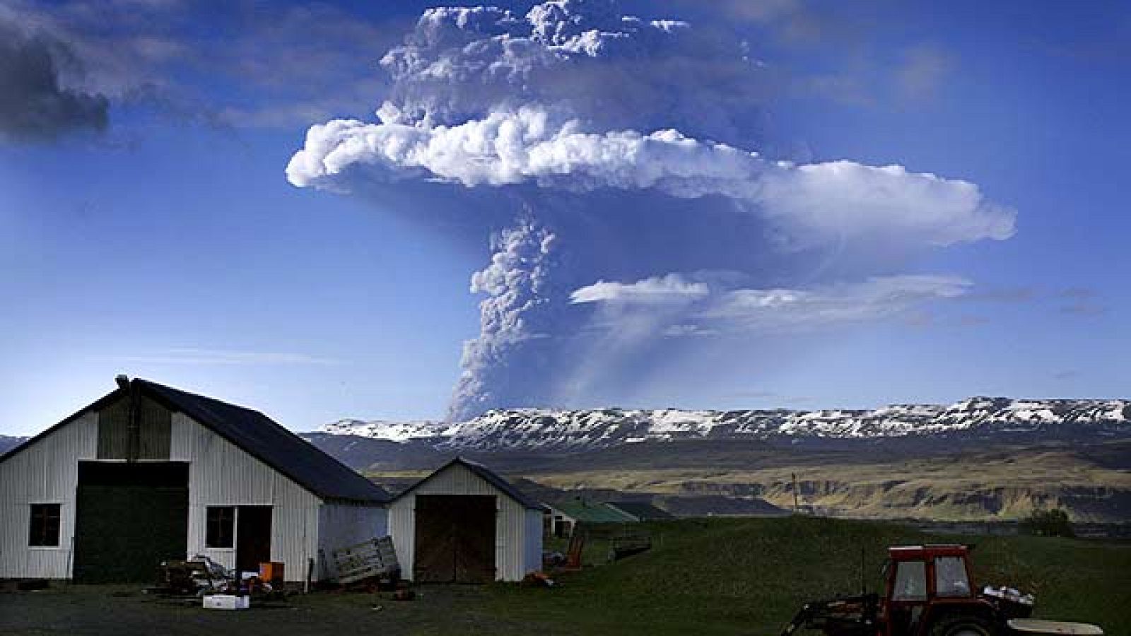 El espacio aéreo islandés se encuentra cerrado temporalmente a causa de la erupción del volcán Grimsvötn, en el sur del país.