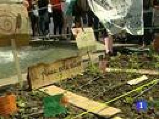 Telediario 1 - Los "indignados" seguirán acampados