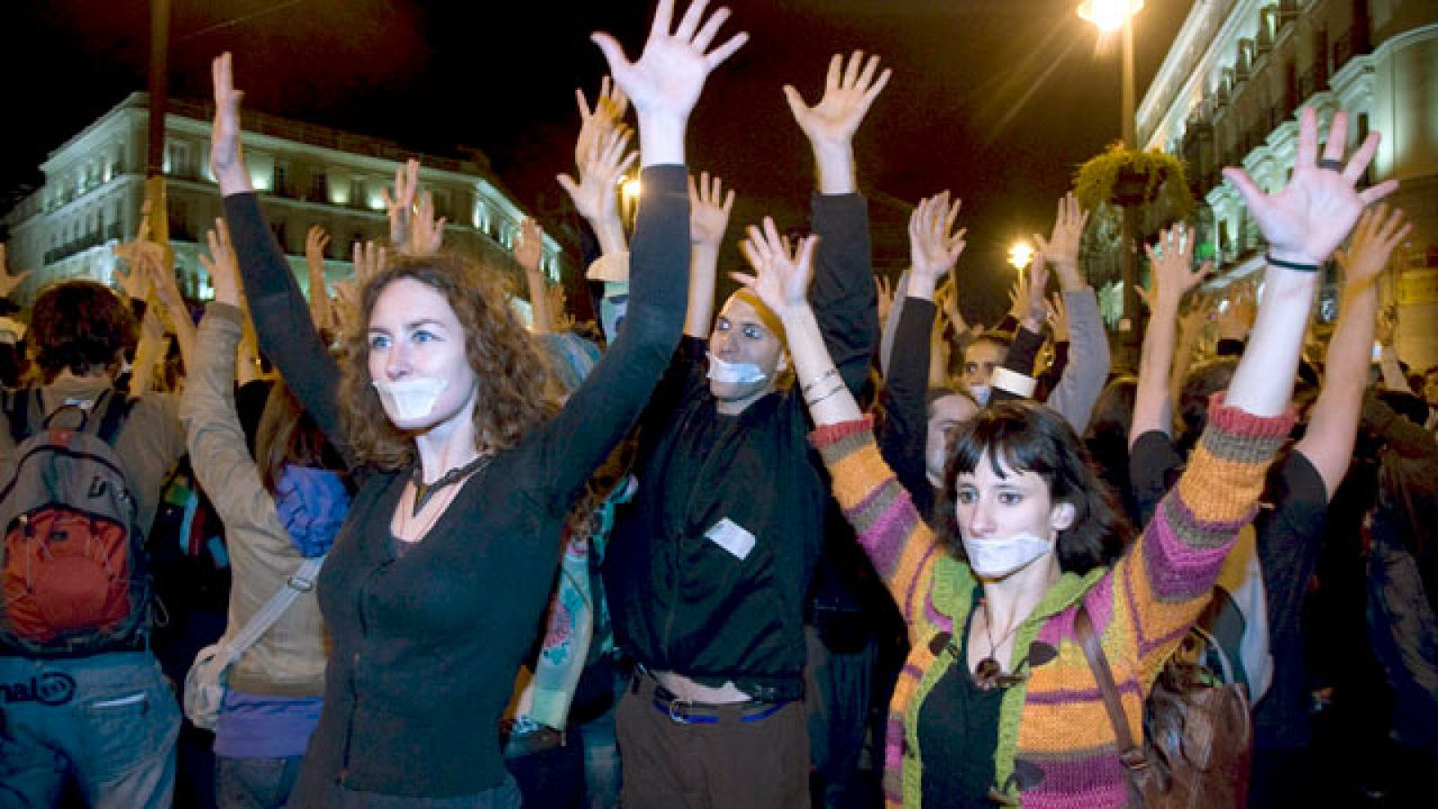 El movimiento 15-M inicia su segunda semana de acampada, indiferentes ante el resultado electoral