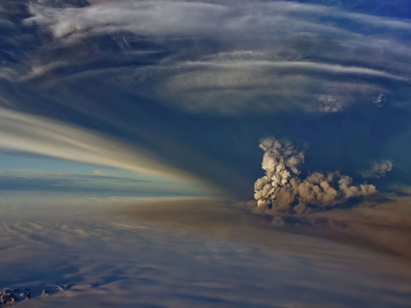 Las cenizas del volcán islandés afectarán este martes al tráfico aéreo de Reino Unido