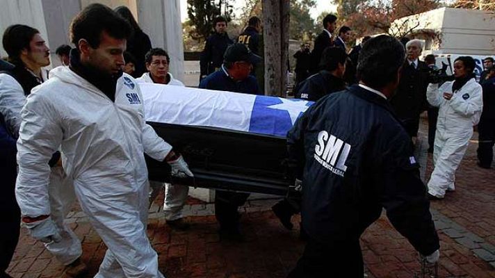 Telediario 1 - Exhumados los restos de Allende