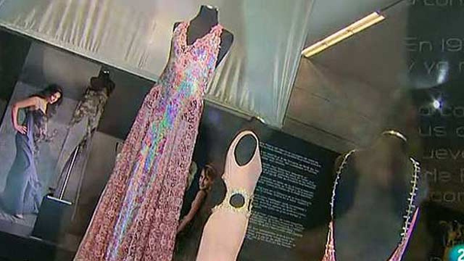 Pedro Del Hierro exhibe sus cuarenta años de trabajo en el mundo de la moda en el Museo del Traje de Madrid. "Color, belleza y tiempo" es el título de la exposición, que engloba la trayectoria de este veterano de la moda española que, "por fin", recibe su homenaje. La muestra se centra en los últimos años de sus colecciones, mezclando distintas temporadas de temporadas de primavera/verano y primavera/invierno.  La Aventura del Saber, de TVE, te enseña algunas de las piezas que pueden verse de cerca en la exhibición.