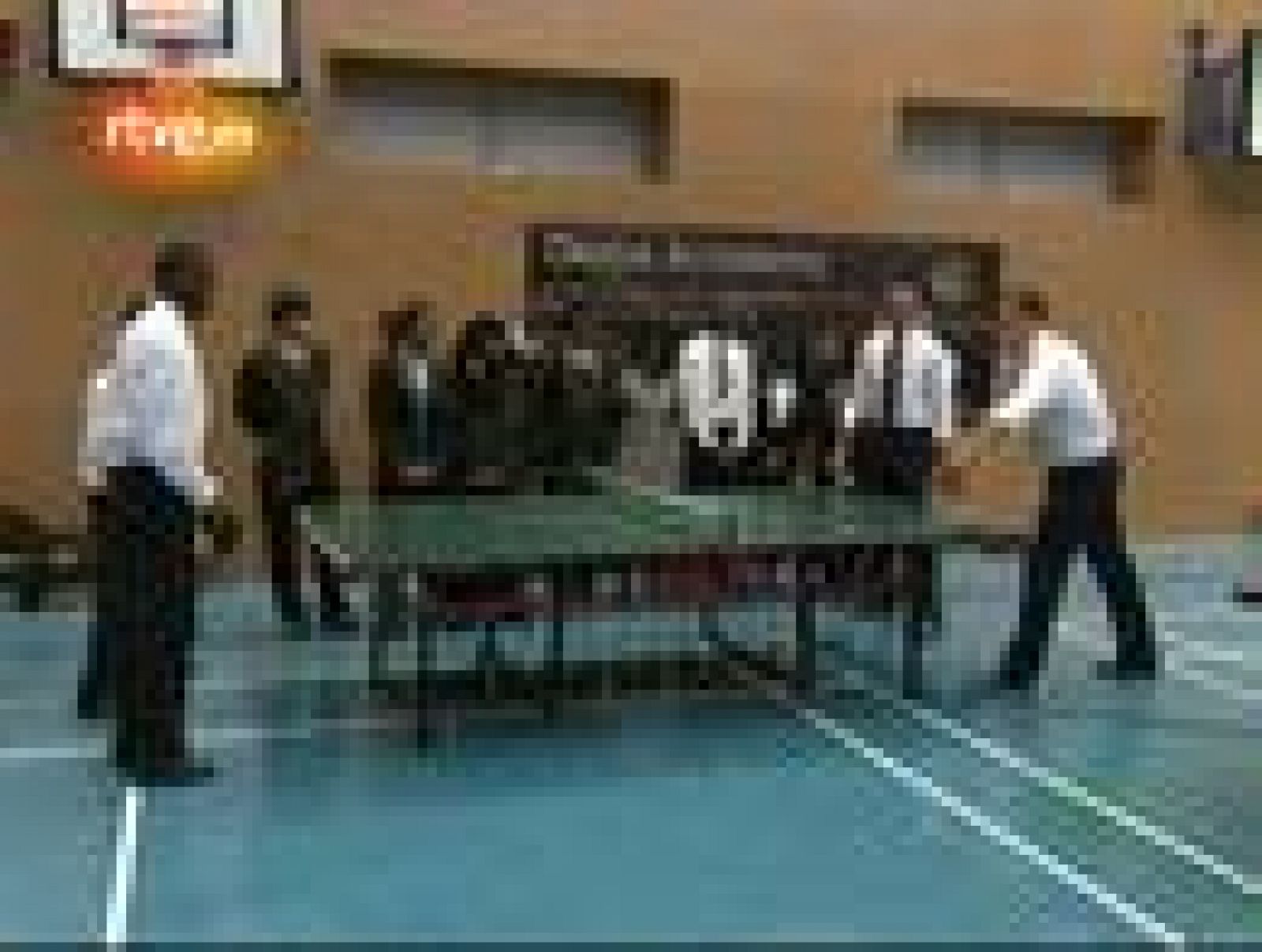  El presidente de EE.UU., Barack Obama, y el primer ministro británico, David Cameron, han jugado al ping-pong en una escuela de Londres.